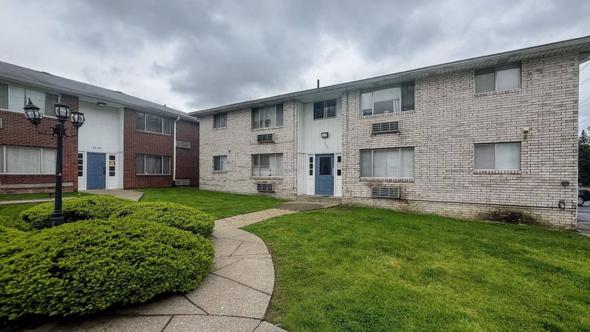 Apartment for rent at 2000 Woodlawn Ave NW, Canton, OH 44708