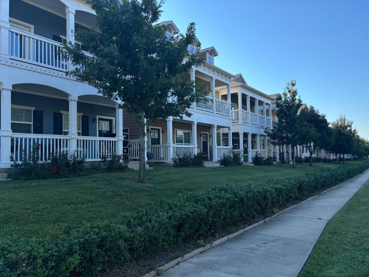 Townhouse for rent at 301 N Woods St, Sherman, TX 75092