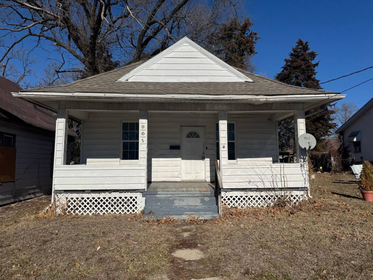 House for rent at 905 W Thrush Ave, Peoria, IL 61604