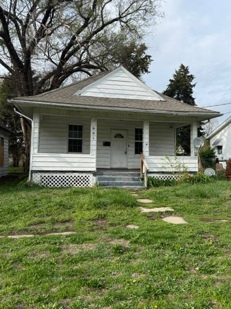 House for rent at 905 W Thrush Ave, Peoria, IL 61604