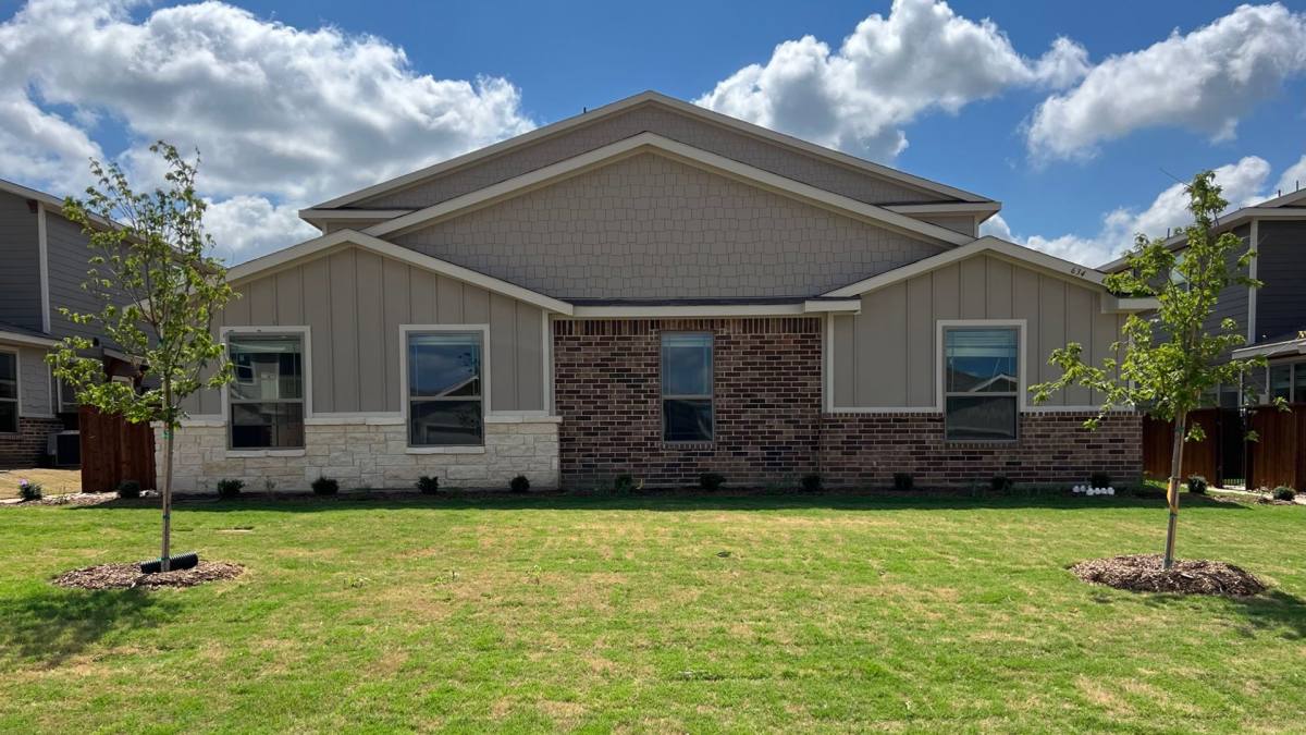 Townhouse for rent at 728 Fallow Dr, Venus, TX 76084