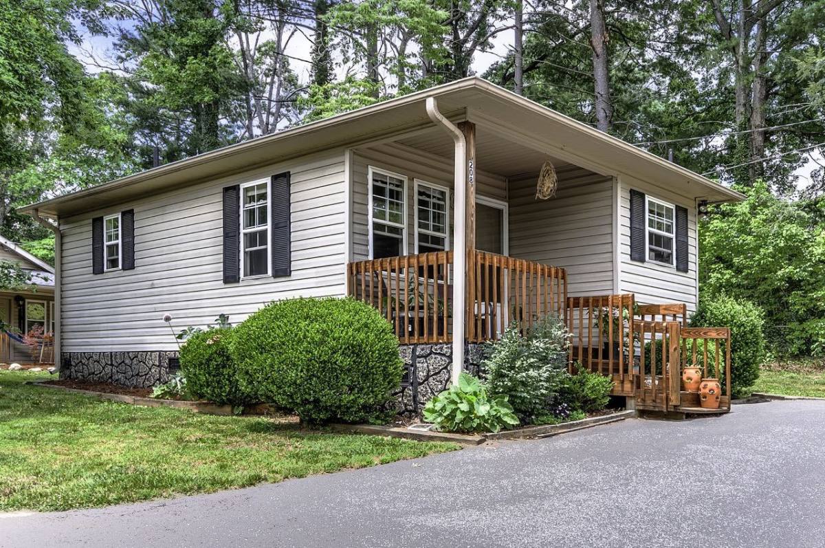 Apartment for rent at 208 Gatchell St, Black Mountain, NC 28711