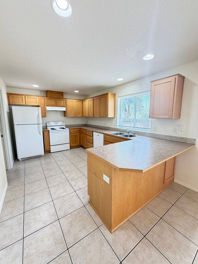 Apartment for rent at 460 Laguna Dr, Moses Lake, WA 98837