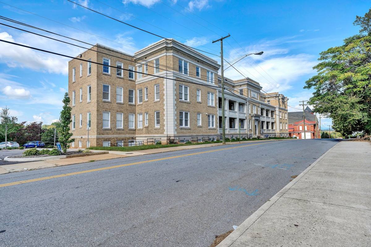 Apartment for rent at 1503 Grace St, Lynchburg, VA 24504