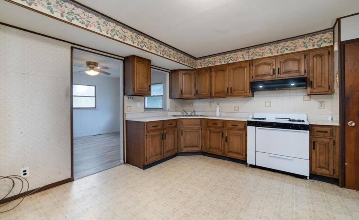 House for rent at 232 Cameron Rd, Saint Louis, MO 63137