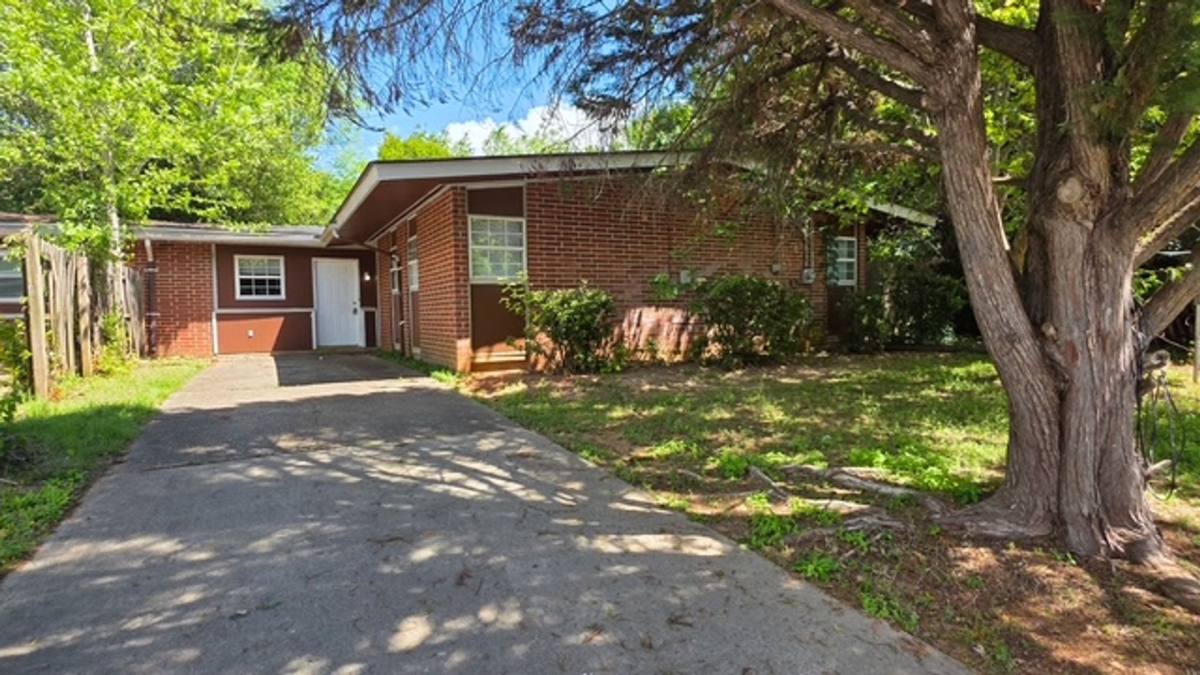 House for rent at 1967 S Riverview Circle, Albany, GA 31705