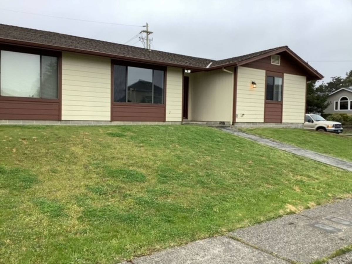 Apartment for rent at 1981 & 1983 Hayes St, North Bend, OR 97459