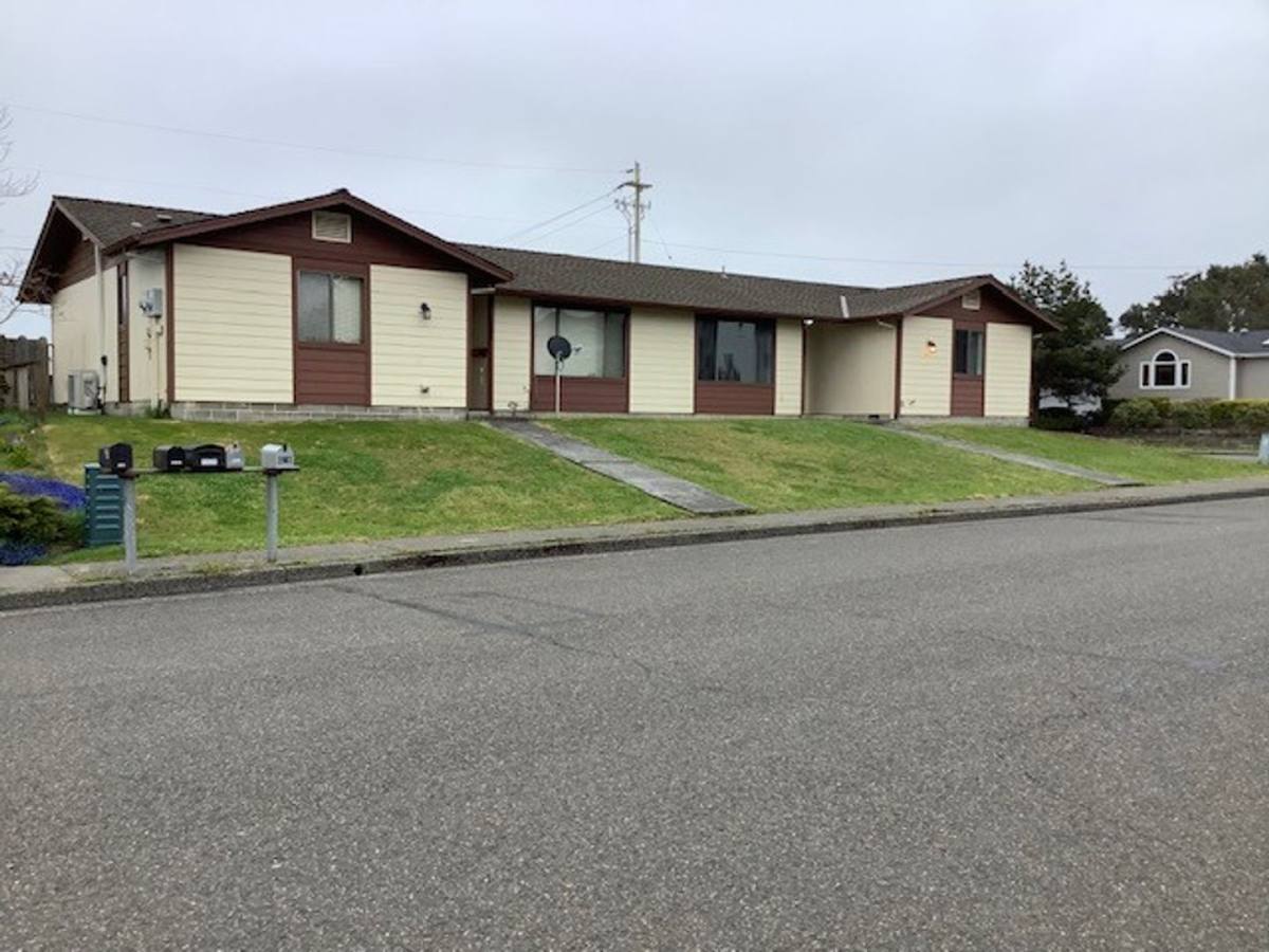 Apartment for rent at 1981 & 1983 Hayes St, North Bend, OR 97459