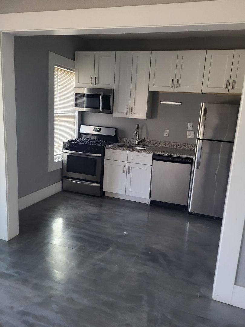Apartment for rent at 718 15th St, Des Moines, IA 50314