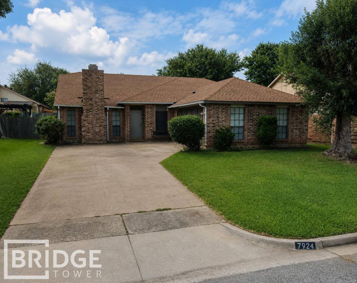 House for rent at 7924 Eastwind Dr, Fort Worth, TX 76137