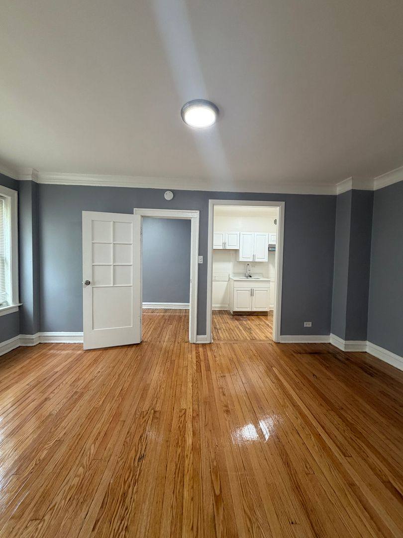 Apartment for rent at 6720 S Jeffery Blvd, Chicago, IL 60649
