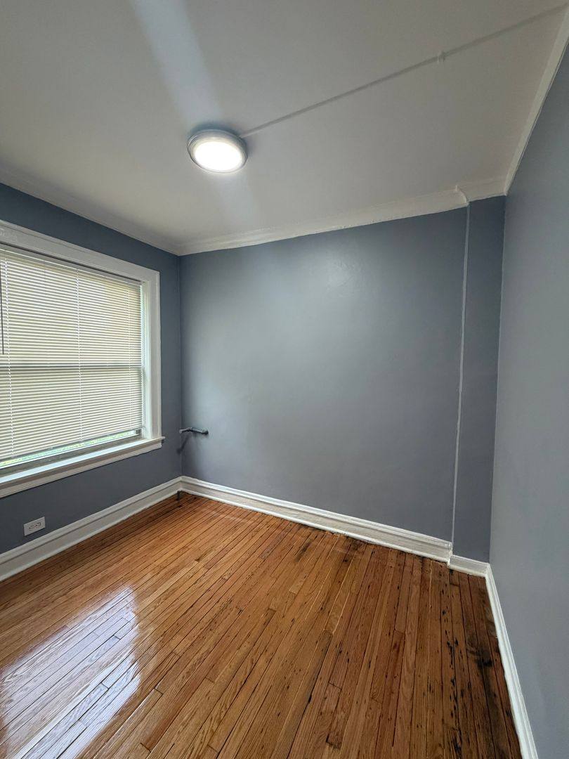 Apartment for rent at 6720 S Jeffery Blvd, Chicago, IL 60649