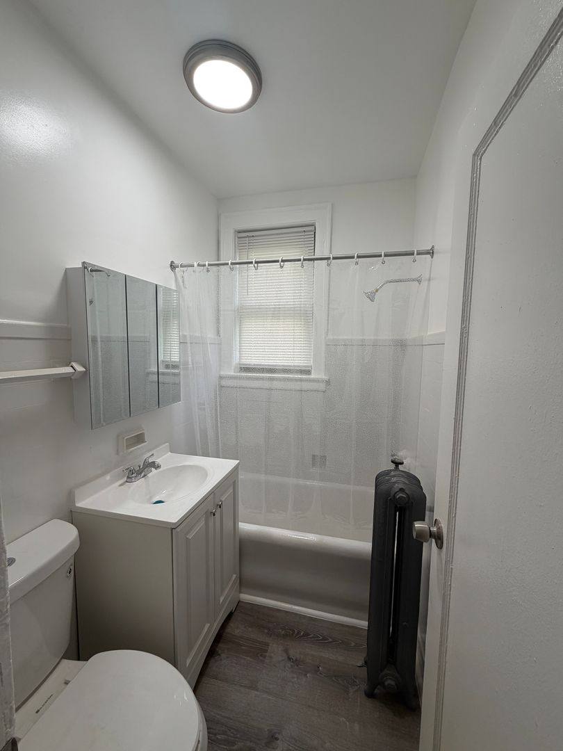 Apartment for rent at 6720 S Jeffery Blvd, Chicago, IL 60649