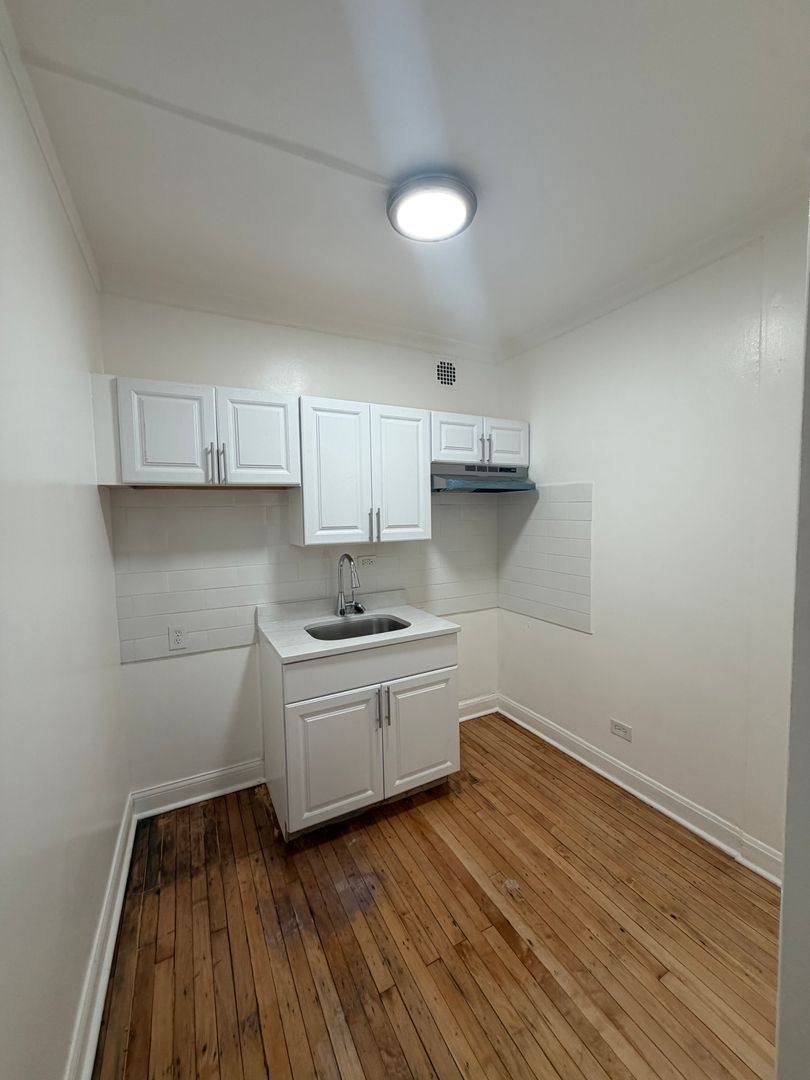 Apartment for rent at 6720 S Jeffery Blvd, Chicago, IL 60649