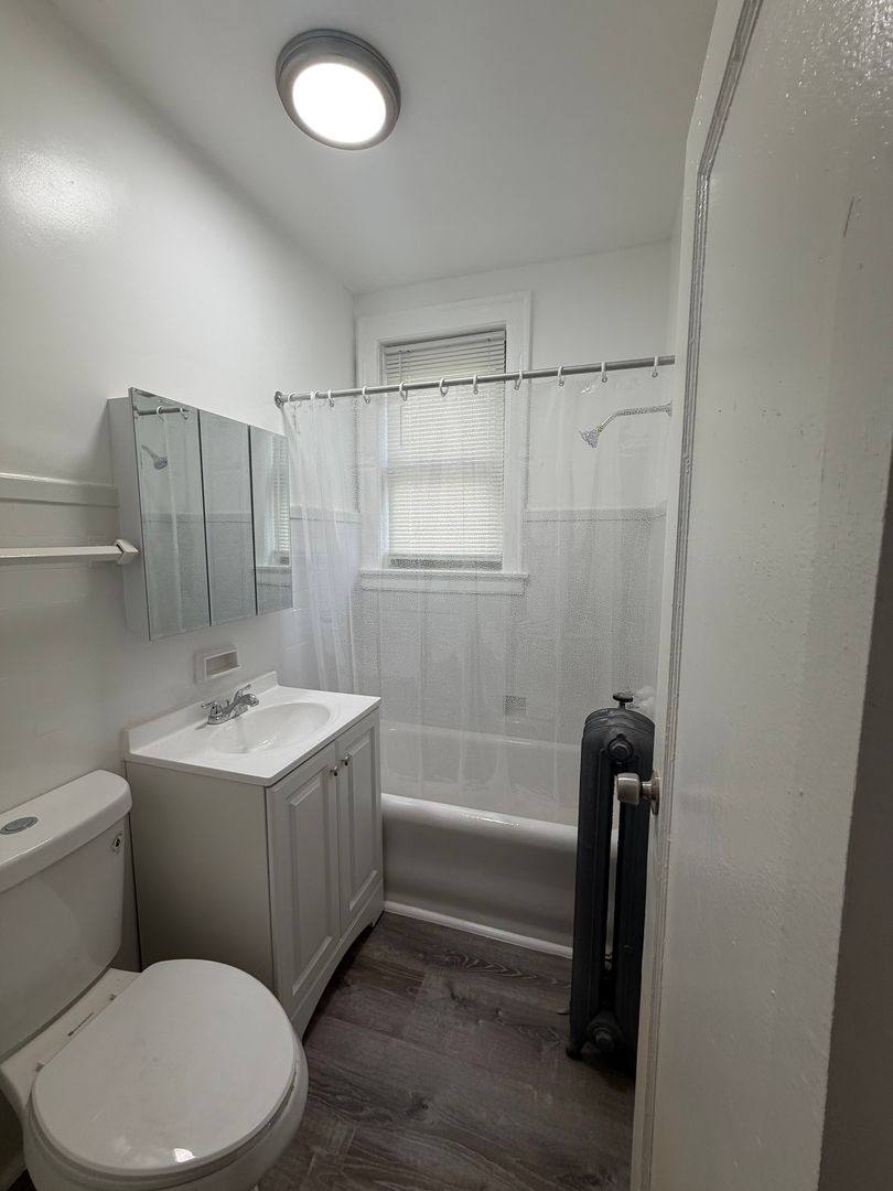 Apartment for rent at 6720 S Jeffery Blvd, Chicago, IL 60649