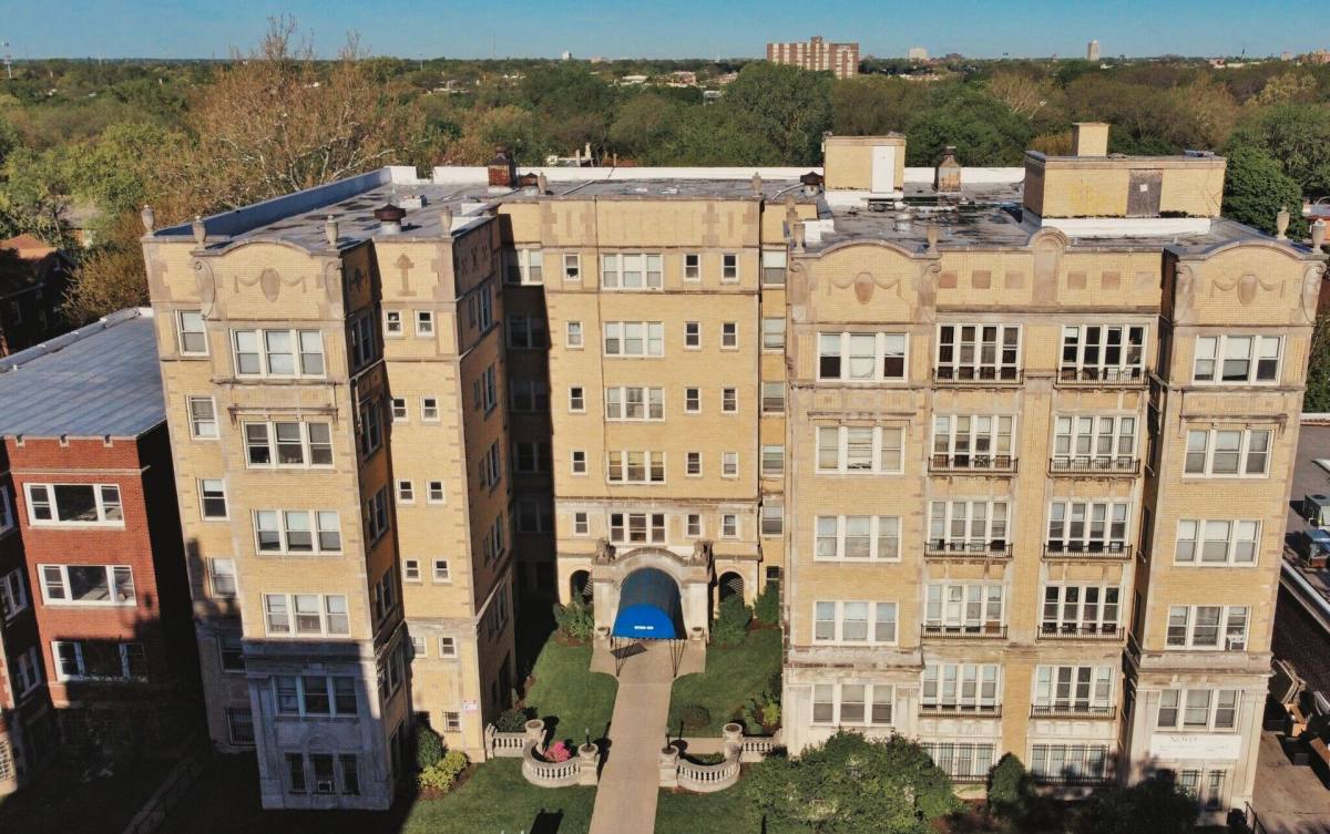 Apartment for rent at 6720 S Jeffery Blvd, Chicago, IL 60649