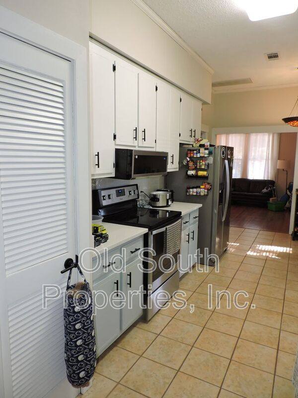 House for rent at 1704 E Lee St, Pensacola, FL 32503