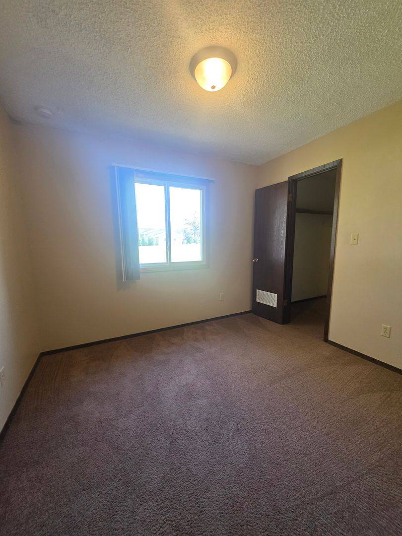 Apartment for rent at 1653 Carriage Hill Dr, Waterloo, IA 50701
