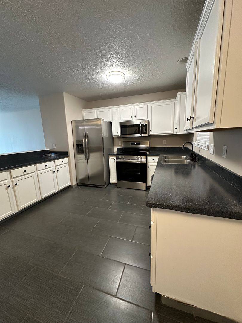 Townhouse for rent at 3327 Rockingham Court NE, Salem, OR 97301