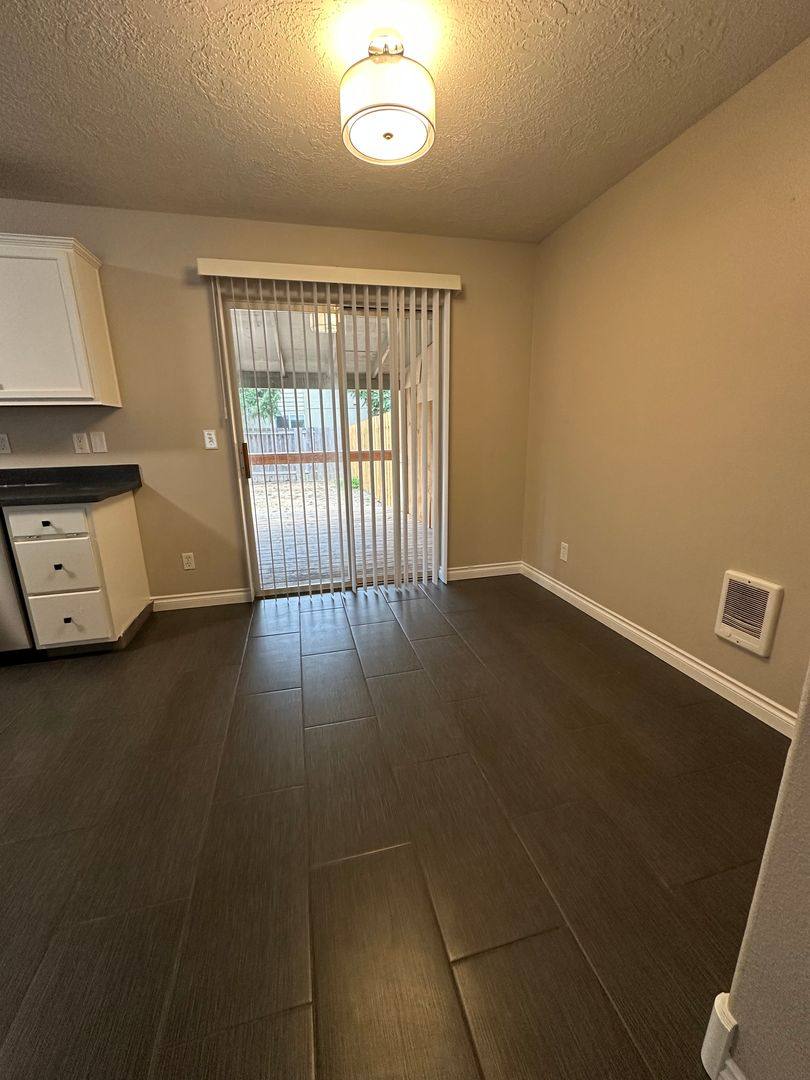 Townhouse for rent at 3327 Rockingham Court NE, Salem, OR 97301