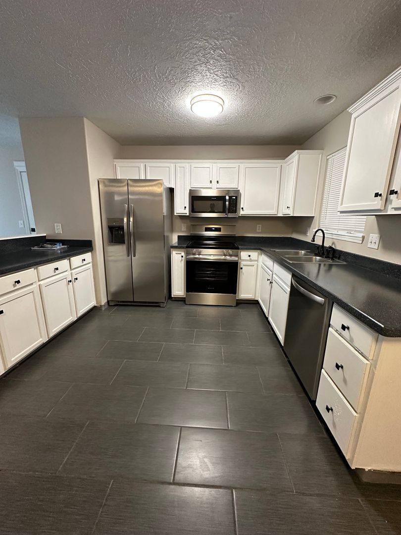 Townhouse for rent at 3327 Rockingham Court NE, Salem, OR 97301