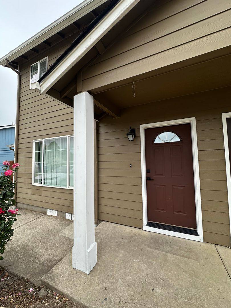 Townhouse for rent at 3327 Rockingham Court NE, Salem, OR 97301