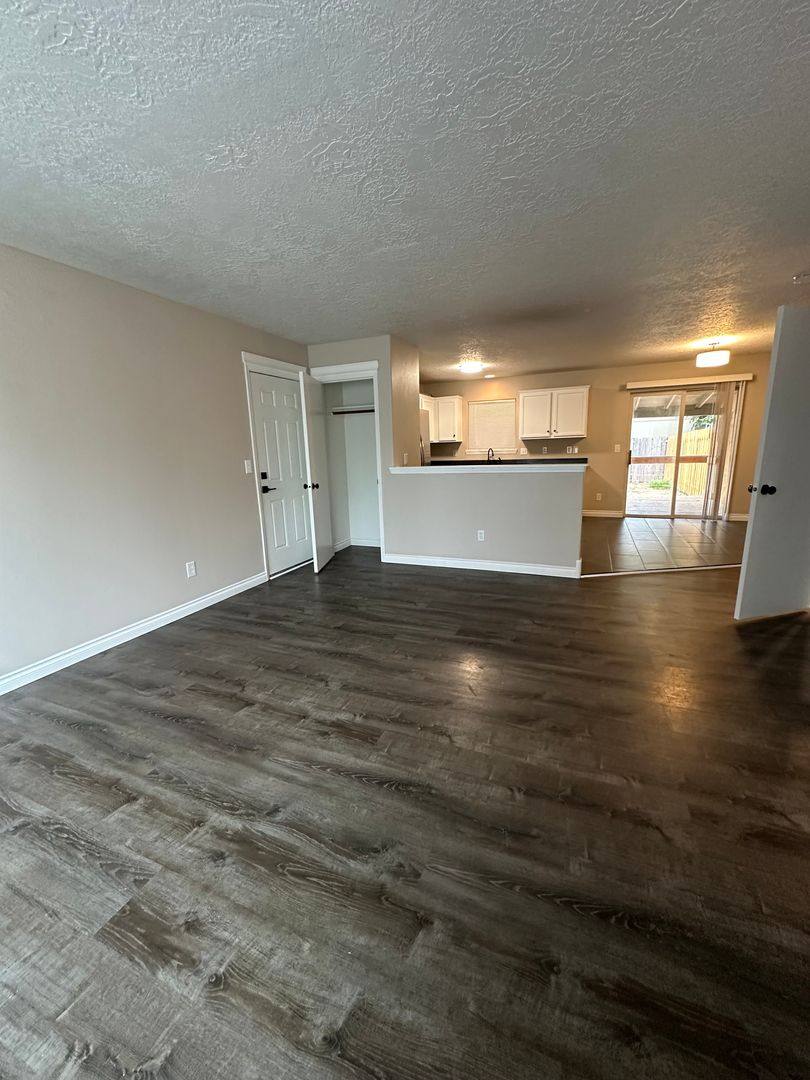 Townhouse for rent at 3327 Rockingham Court NE, Salem, OR 97301