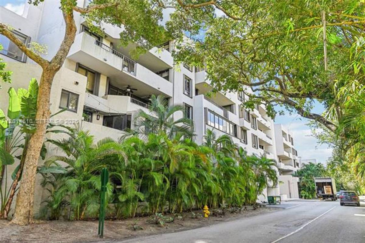 Apartment for rent at 121 Crandon Blvd, Key Biscayne, FL 33149