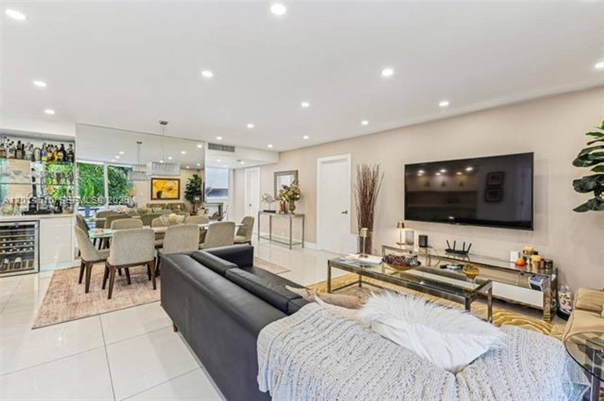 Apartment for rent at 121 Crandon Blvd, Key Biscayne, FL 33149