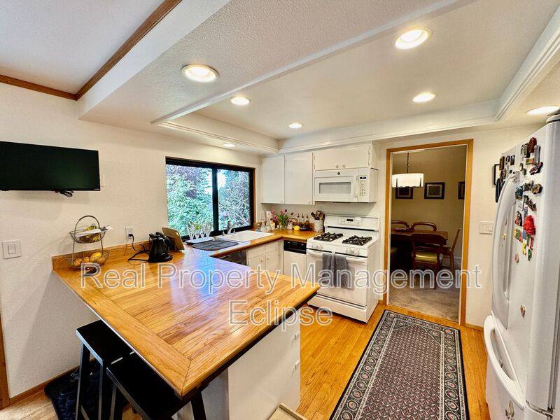 House for rent at 15130 SE 47th Place, Bellevue, WA 98006