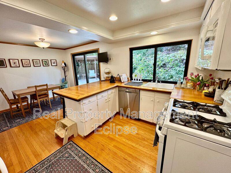 House for rent at 15130 SE 47th Place, Bellevue, WA 98006