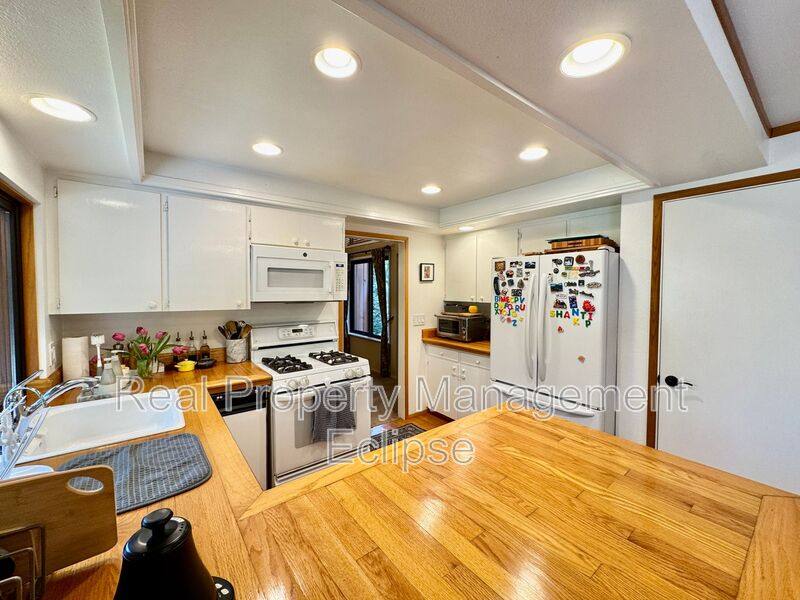 House for rent at 15130 SE 47th Place, Bellevue, WA 98006