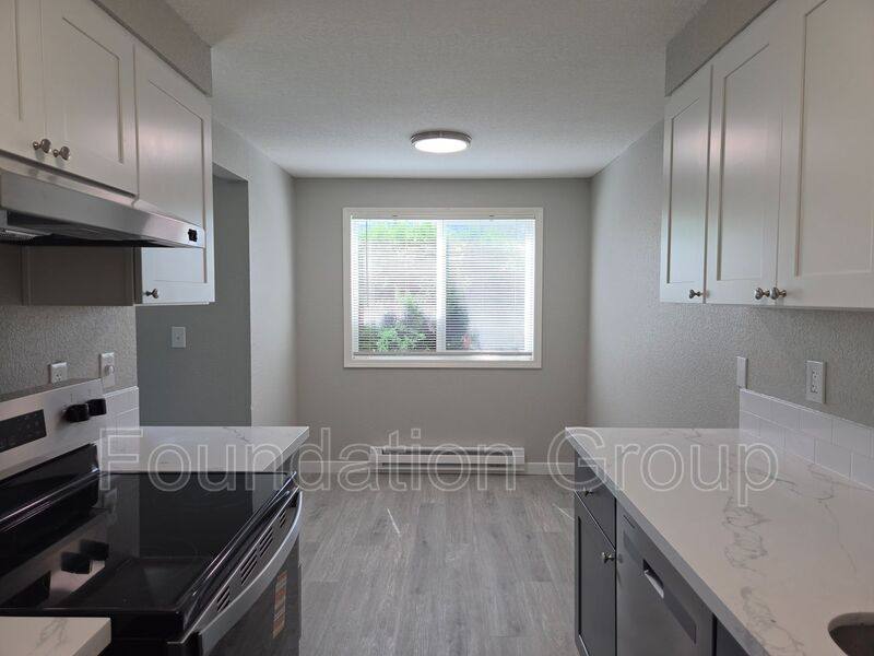 938 N 100th St #101, Seattle, WA 98133