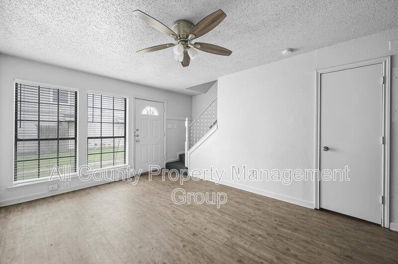 Townhouse for rent at 4921 Miller Ave, Fort Worth, TX 76119
