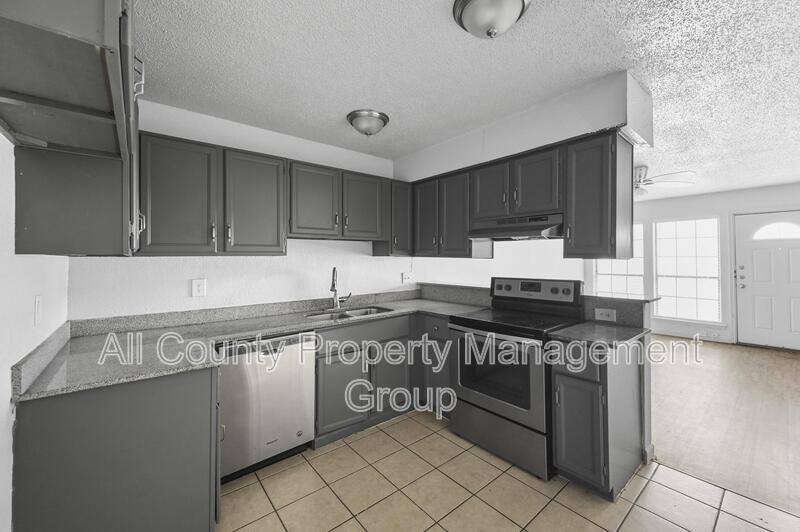 Townhouse for rent at 4921 Miller Ave, Fort Worth, TX 76119