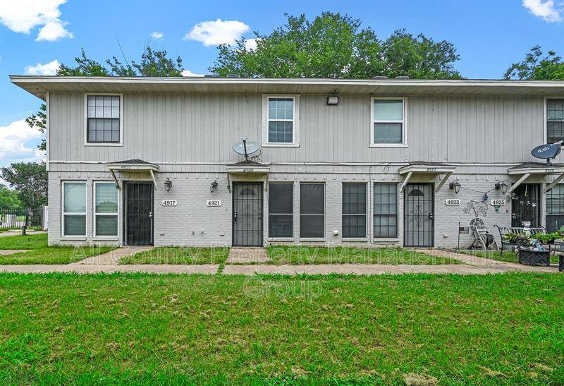 Townhouse for rent at 4921 Miller Ave, Fort Worth, TX 76119