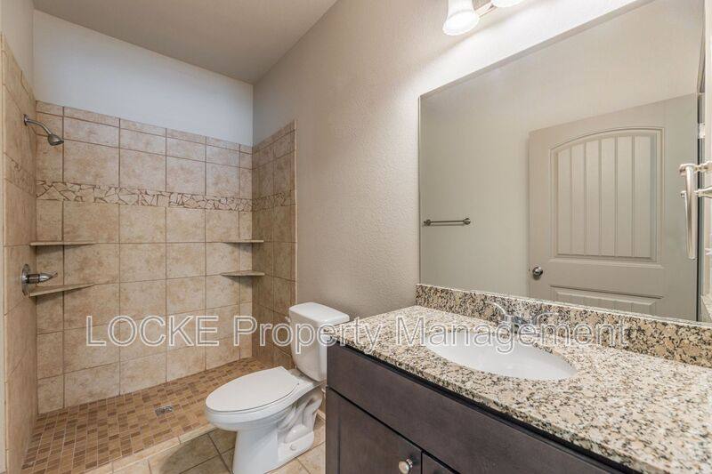 House for rent at 512 Akard St #400, Weatherford, TX 76086