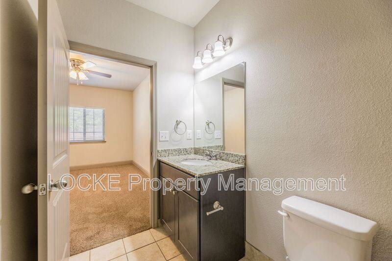 House for rent at 512 Akard St #400, Weatherford, TX 76086