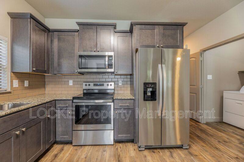 House for rent at 512 Akard St #400, Weatherford, TX 76086