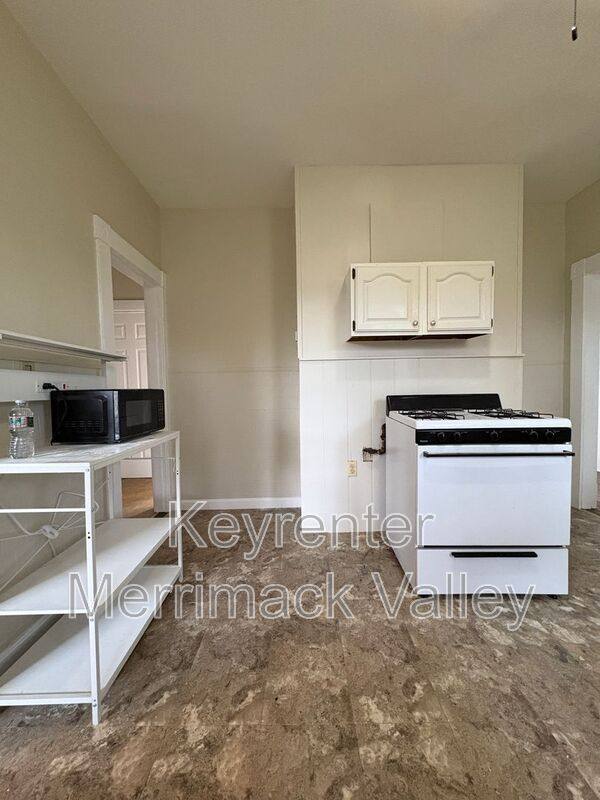 Apartment for rent at 5 Ellis Ave #2R, Lowell, MA 01854