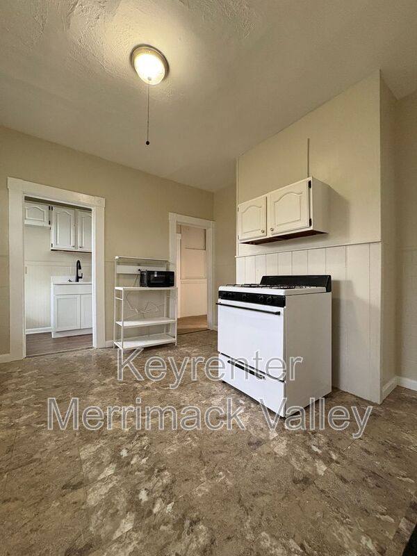 Apartment for rent at 5 Ellis Ave #2R, Lowell, MA 01854