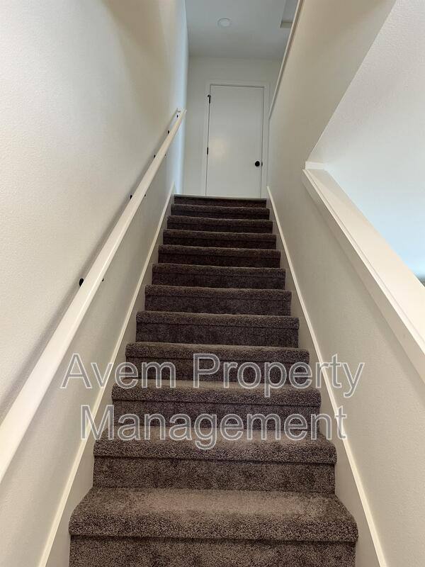 Townhouse for rent at 931 Prospect St #2, Oregon City, OR 97045