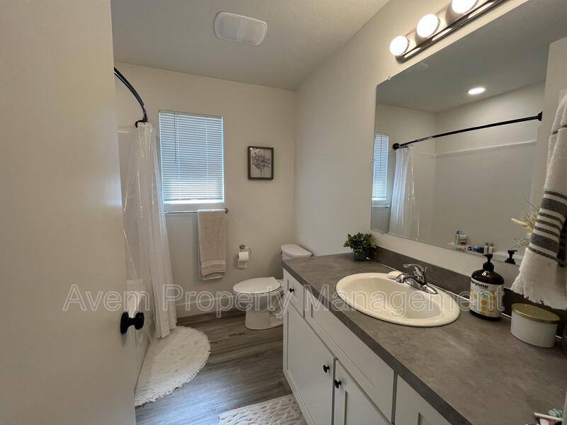 Townhouse for rent at 931 Prospect St #2, Oregon City, OR 97045