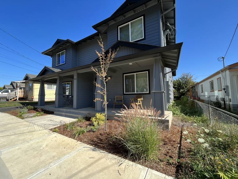 Townhouse for rent at 931 Prospect St #2, Oregon City, OR 97045
