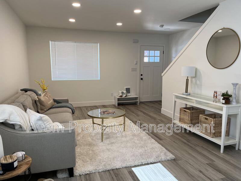 Townhouse for rent at 931 Prospect St #2, Oregon City, OR 97045