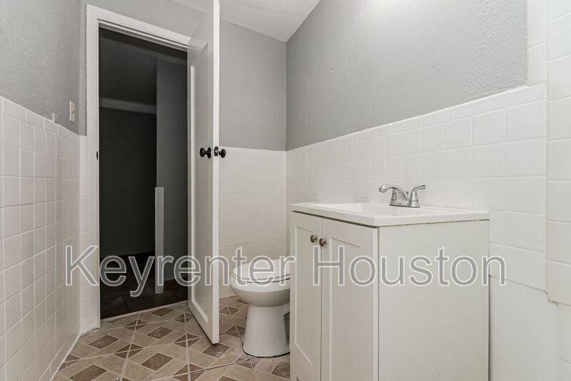 Apartment for rent at 4610 Schroeder Rd #2, Houston, TX 77011