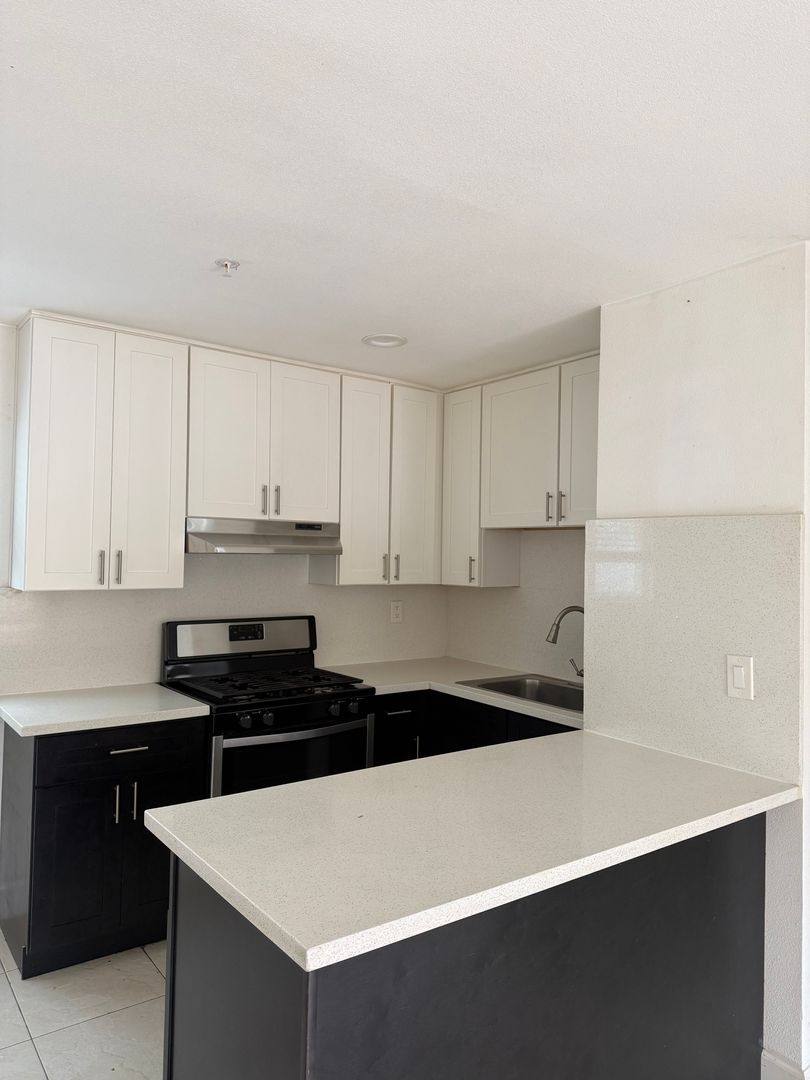 Apartment for rent at 980 W Bishop St, Santa Ana, CA 92703