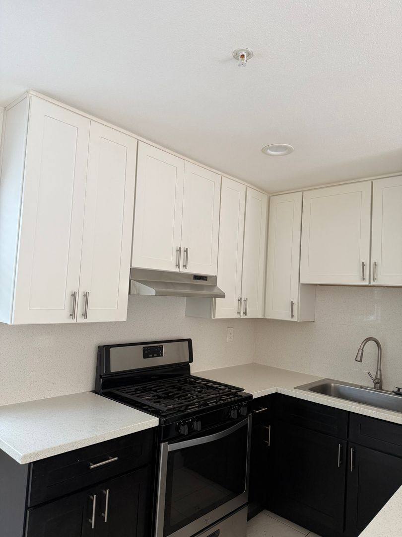 Apartment for rent at 980 W Bishop St, Santa Ana, CA 92703