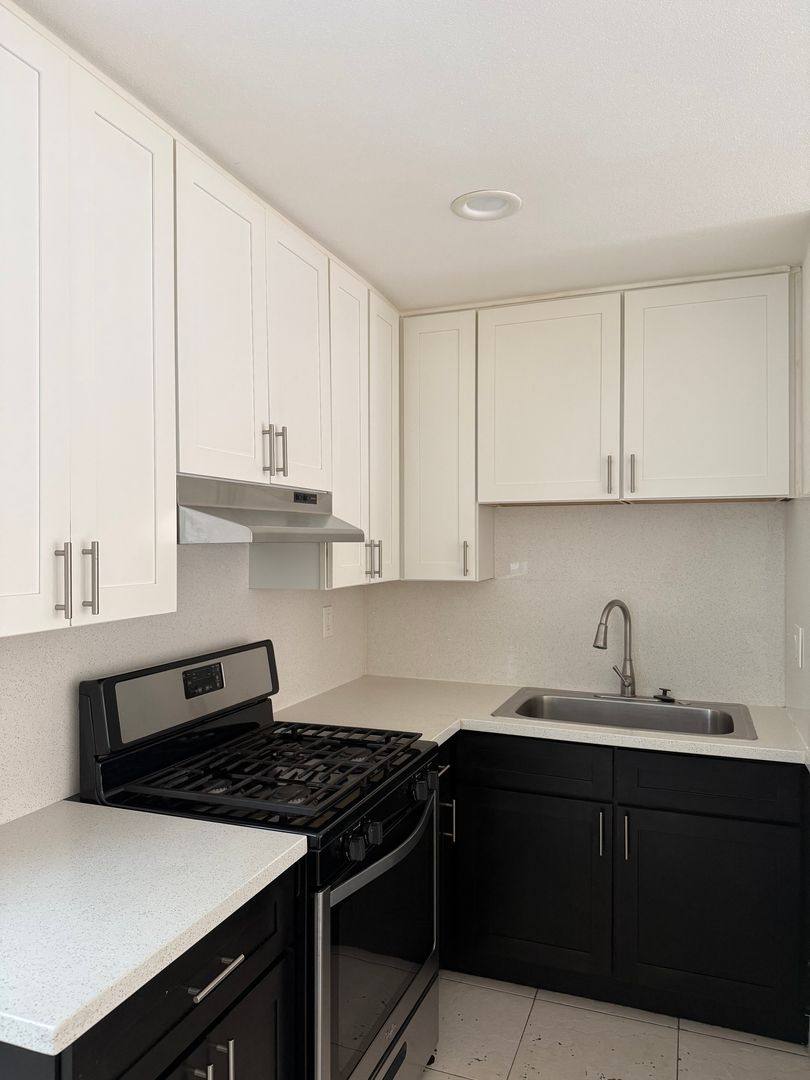Apartment for rent at 980 W Bishop St, Santa Ana, CA 92703