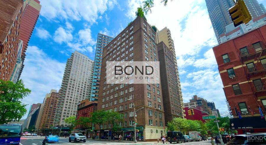 Apartment for rent at 301 E 38th St #J, New York, NY 10016